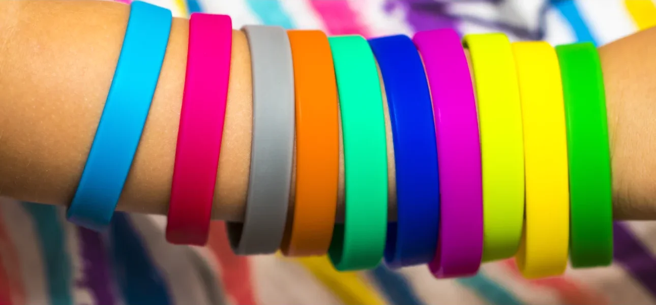 gomas-elasticas-mano-mano-de-ninas-con-pulseras-hechas-de-gomas-elasticas-bandas-de-goma-de-colores-en-telar-arcoiris
